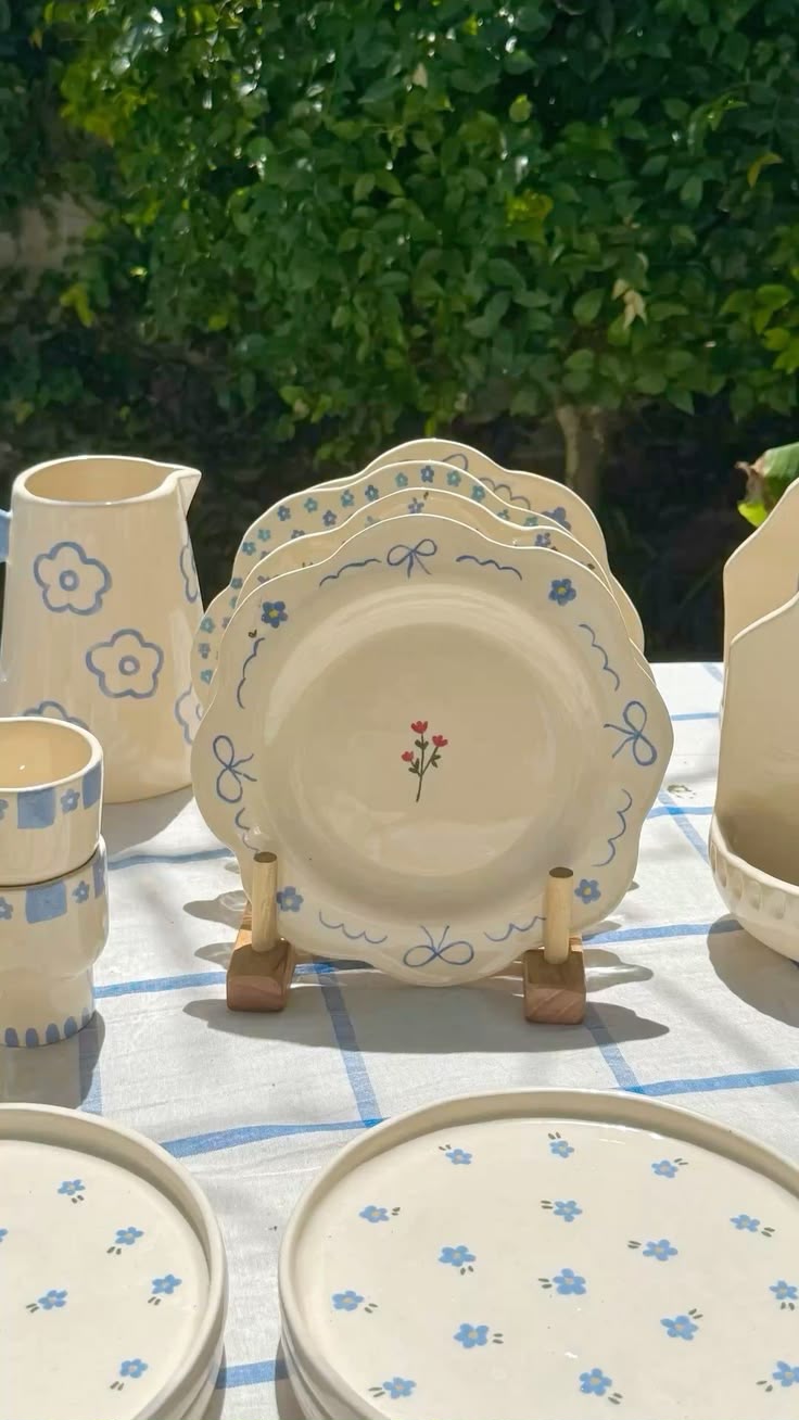 Pratos pintados à mão com flores